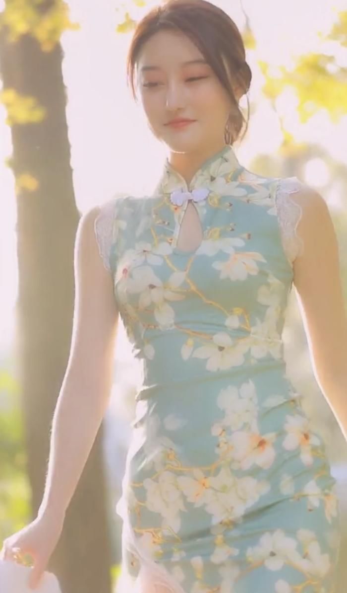 #小姐姐#旗袍小姐姐，丹凤眼，细柳腰，美得可以做壁纸