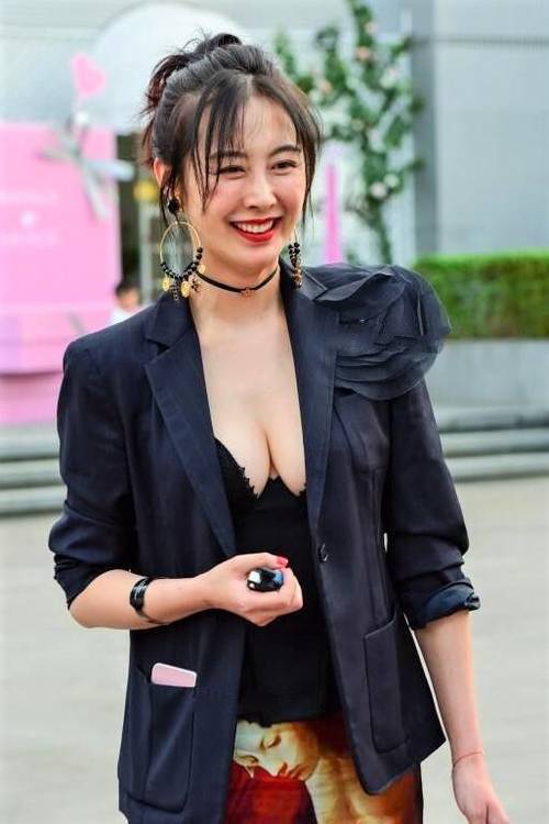 时尚街拍：蕾丝配花裙，这个大姐姐，优雅又迷人！