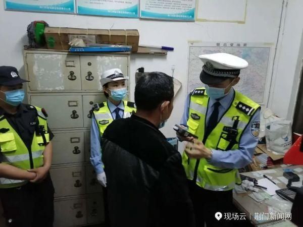 「交警」近20万网友围观荆门交警查酒驾