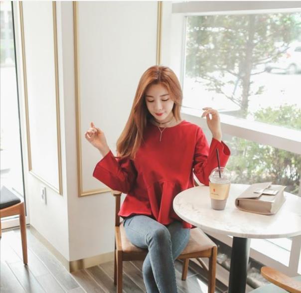 青春漂亮的牛仔裤美女，自带高贵气质，让人着迷