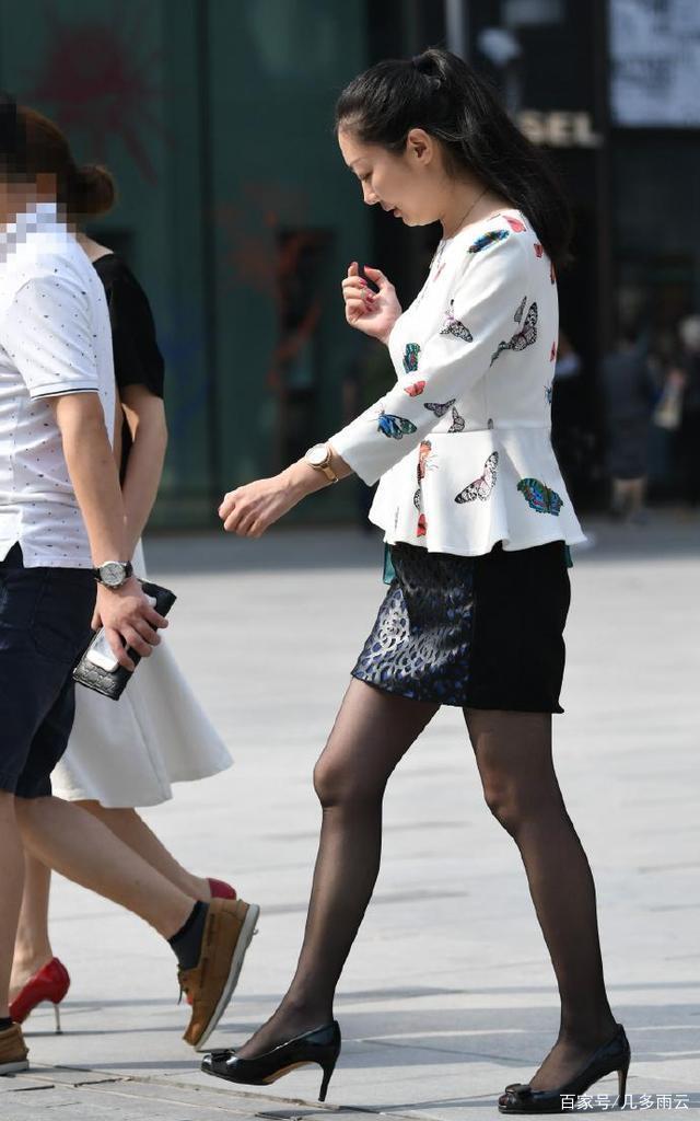 【解决】辣妈真聪明,在皮裙上开几个洞,完美解决了不透气的问题