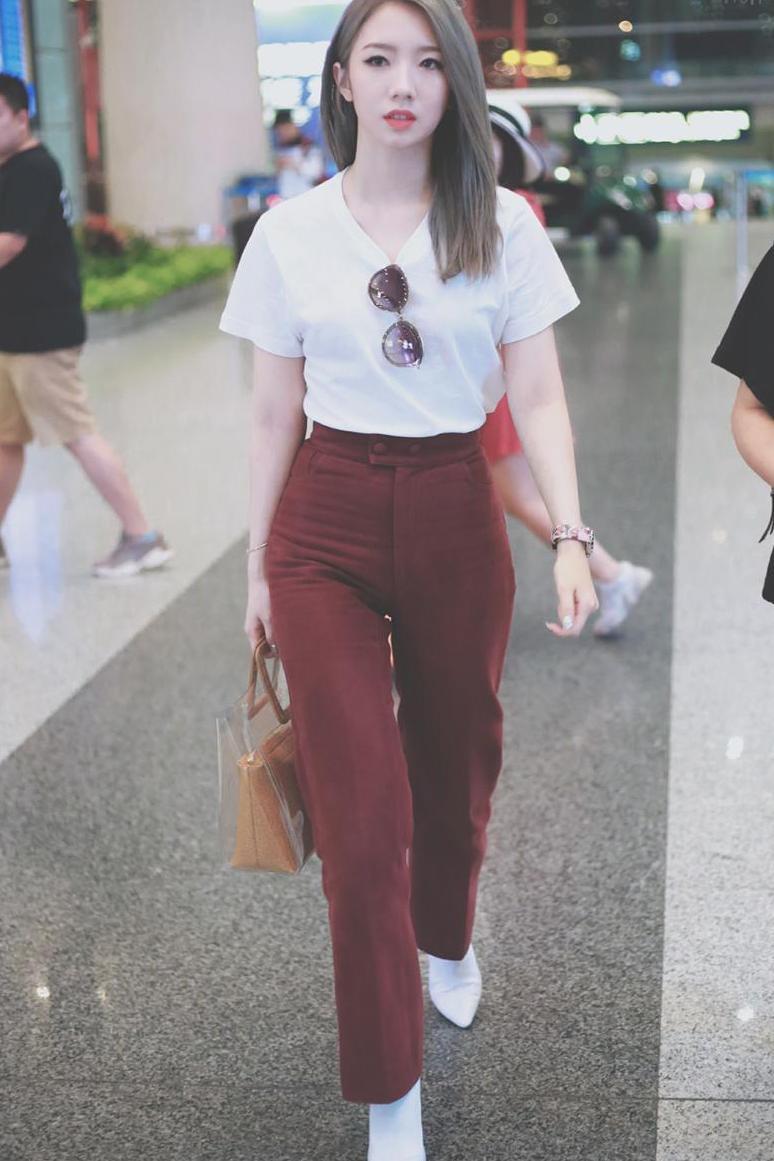 2019春夏纽约时装周启程, 孟美岐极简穿搭, 何穗撩发放电超有魅力