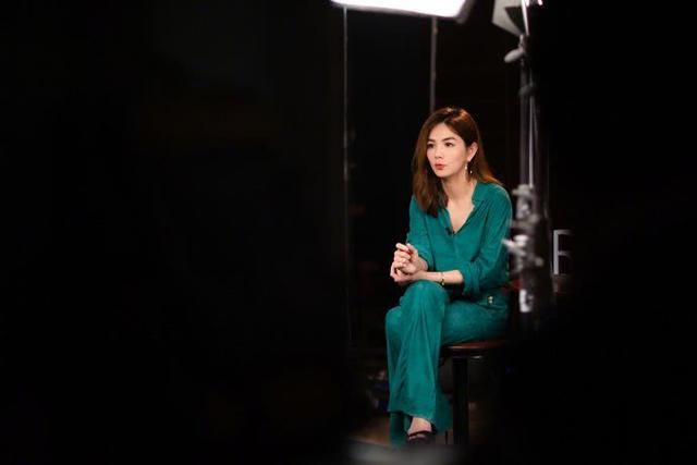 陈嘉桦穿连体阔腿裤，脚踩12cm细针跟都还拖地，真担心会绊倒自己