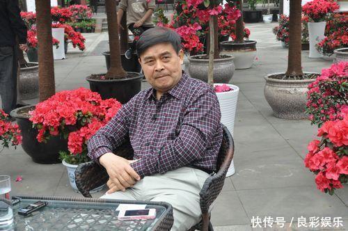 被亲生父母抛弃，却帮助两个兄弟成中国首富，自己也年收入超百亿