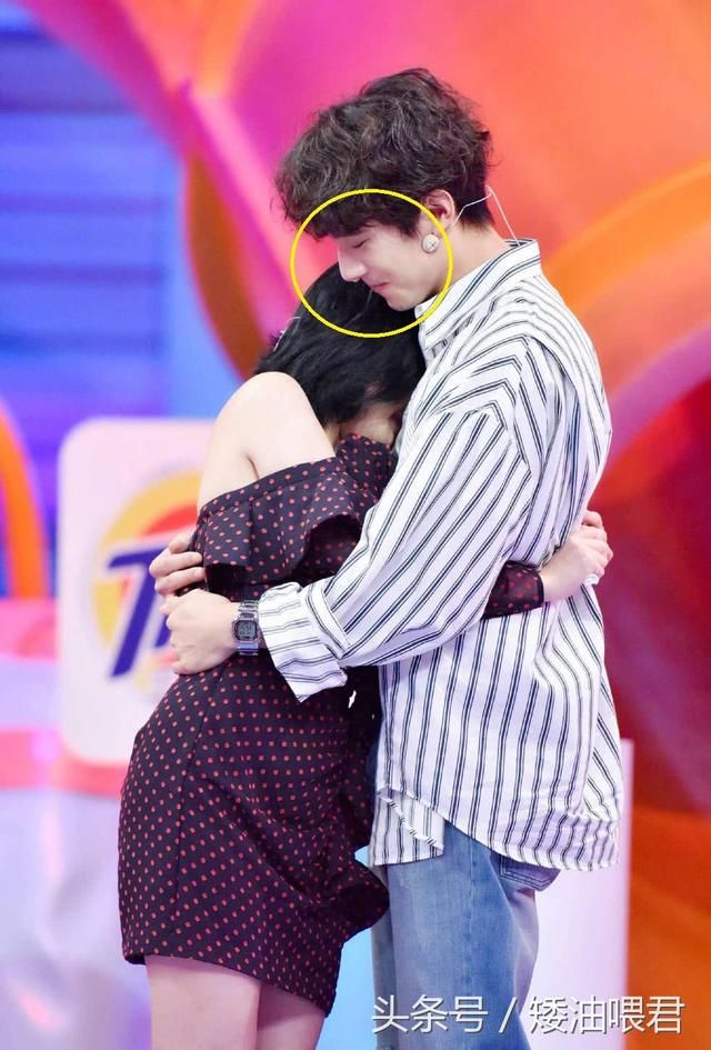 小S包紧身包臀裙性感炸裂，“揩油”林更新，网友：林狗一脸享受