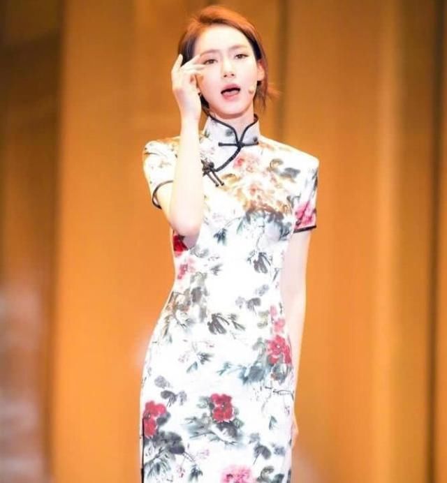 戚薇穿旗袍!一袭白底旗袍添上瑰丽红花，真是好不惊艳!