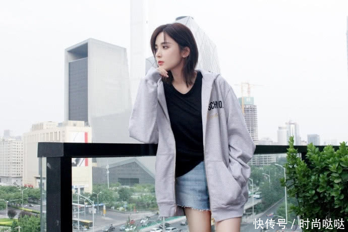 古力娜扎还真是会搭，高跟鞋配运动袜居然不丑，网友：气质很关键