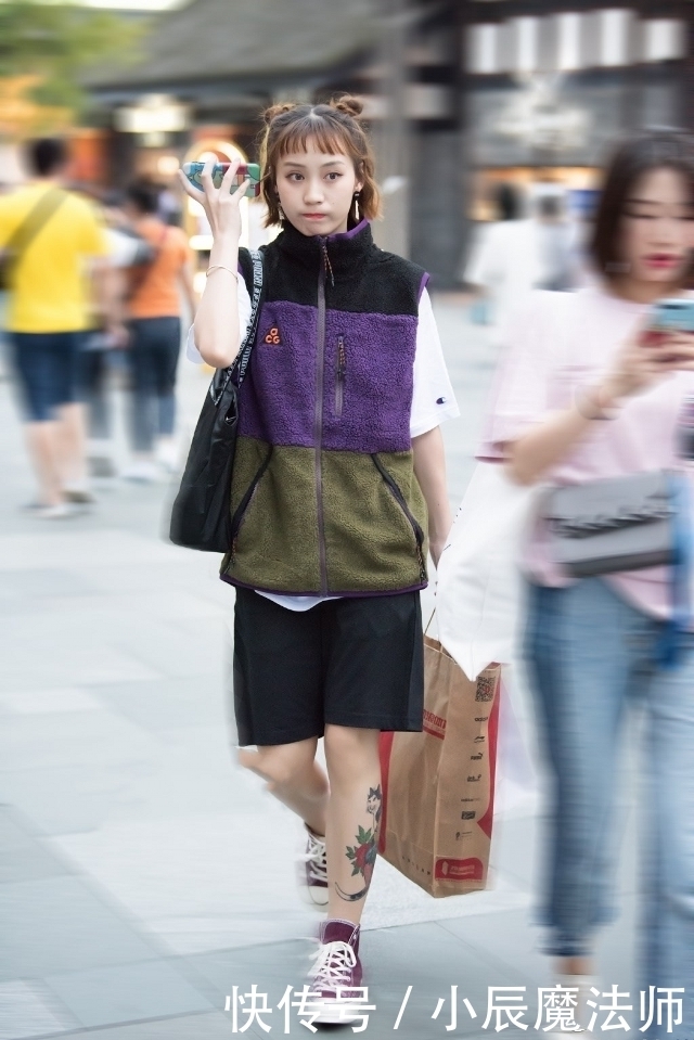  『蓝色』路人街拍，美女身上穿搭一件蓝色的t恤，充满着魅力