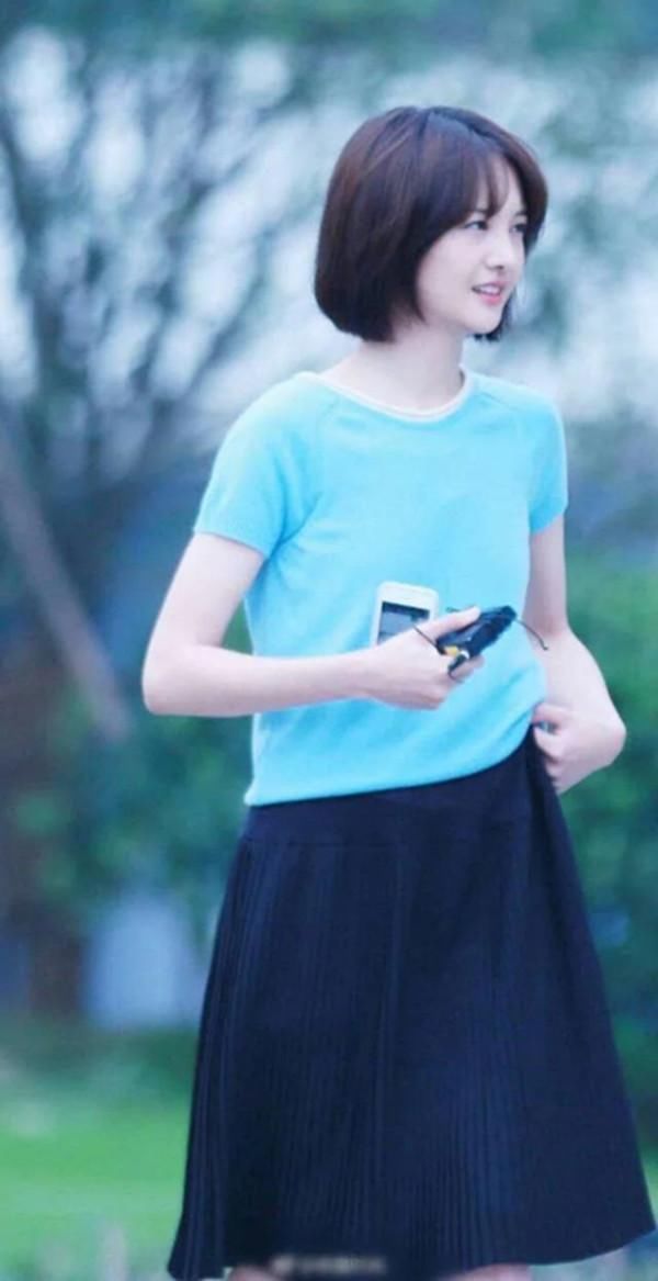 郑爽郊外踏青美出新高度！网友：终于知道为啥她总是不化妆了！