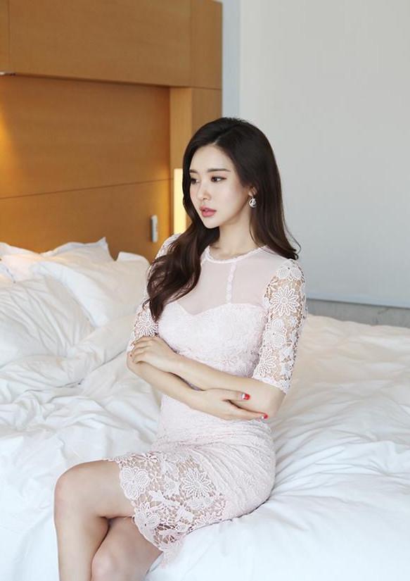 蕾丝连衣裙:紧身设计与透视元素相结合,展现都市女性的魅力品味