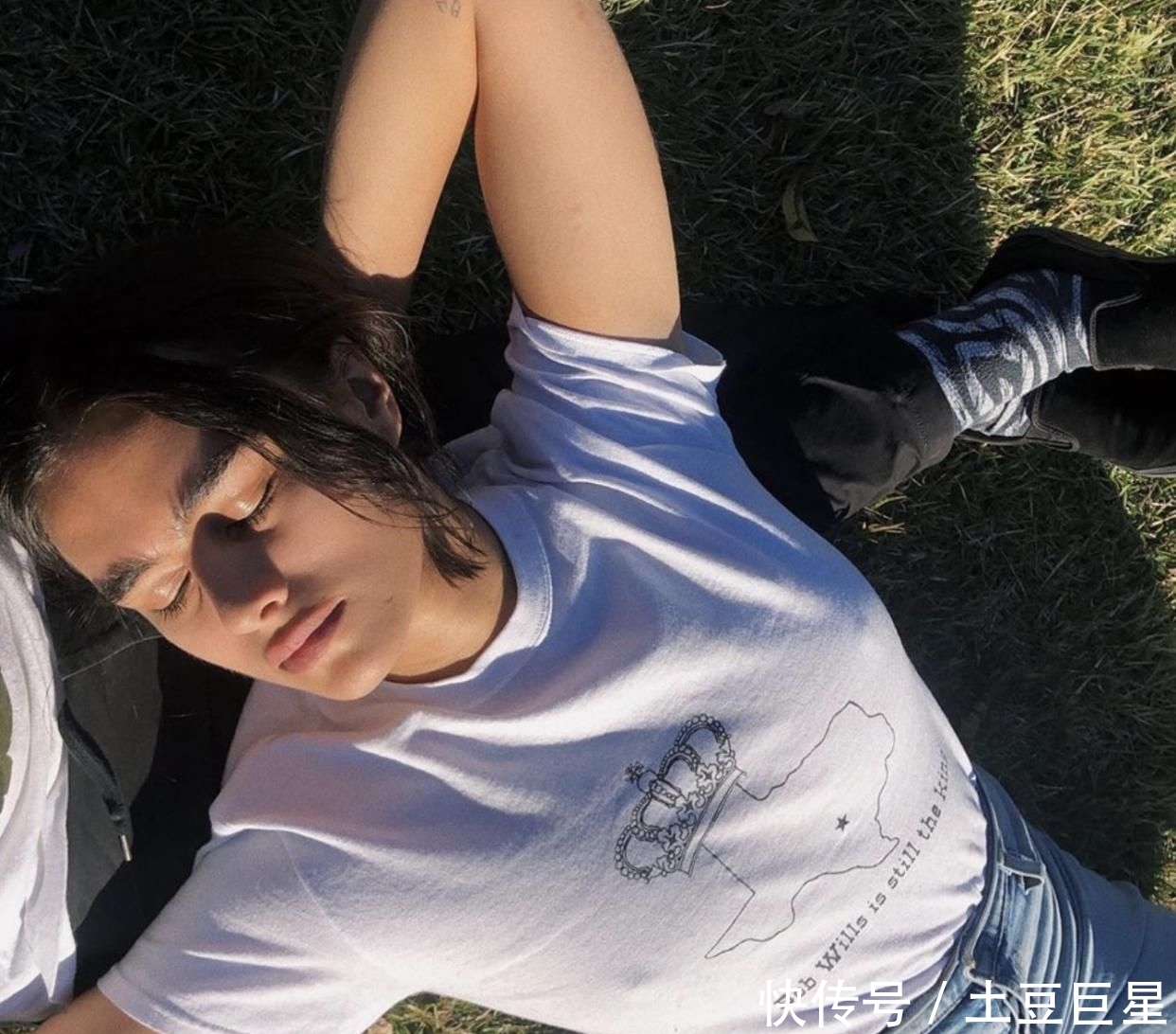 『时装周』26岁的她横扫四大时装周,成为史上第一位为香奈儿走秀的大码女模