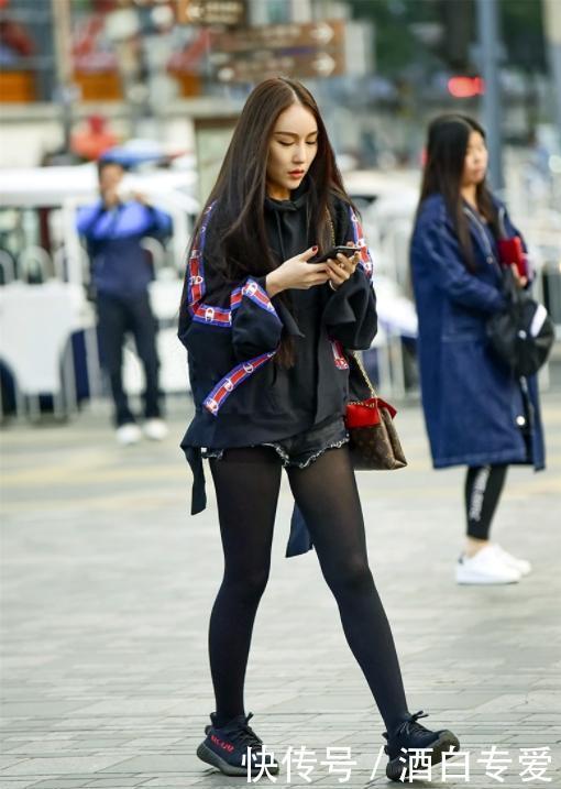 『 看起来』搭配黑色短裤，看起来十分有气质，街拍：图3美女穿亮片吊带背心
