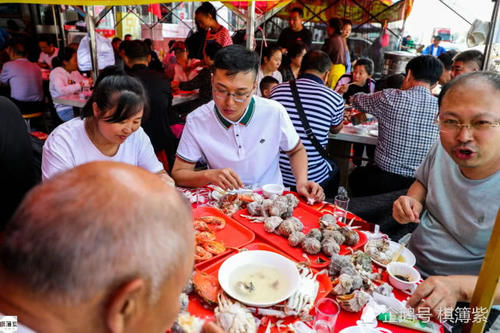 游客扎堆现买现蒸吃海鲜，一桌千元起，常常要10屉海鲜同时蒸