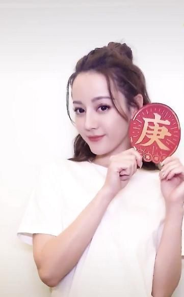 色牛仔裤■热巴穿的最素，却成全公司最养眼，杨幂带着旗下艺人送祝福