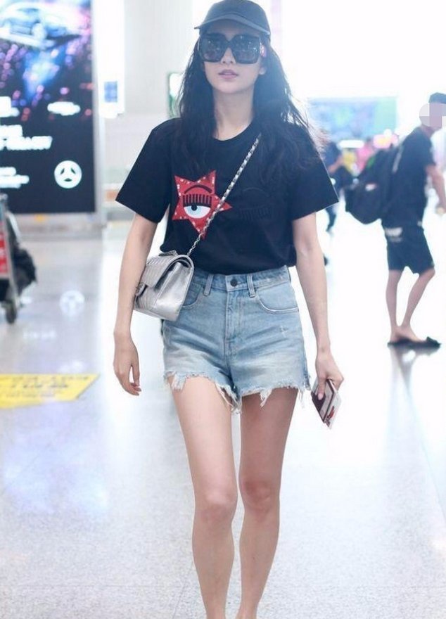 王鸥穿超短裤亮相，真实的腿让人不敢信，模特里面腿最难看的?