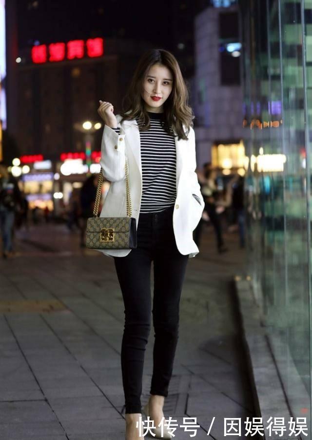 #体现#小姐姐白色的西装,穿出的风格干练利落,温柔又显气质