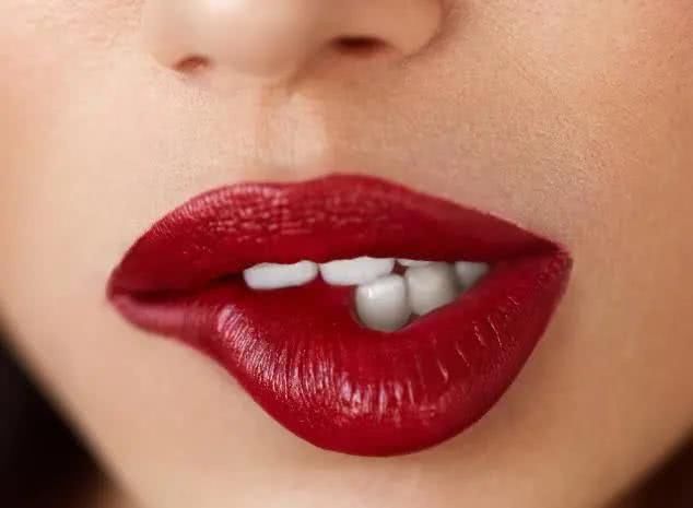  【方法】涂口红不沾杯的有效小方法