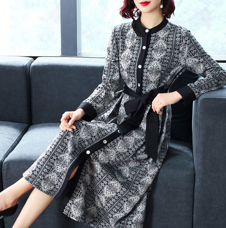 每次看到53岁小姨，都是这么年轻漂亮!原来常穿这高级裙，忒美