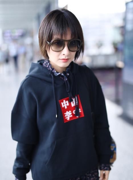 吴昕咋想的?居然穿一条土掉渣的碎花裙来走机场，尽显老气似大妈