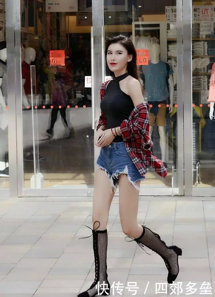 街拍:穿着迷人白皙清新的小姐姐,各有各的风景!