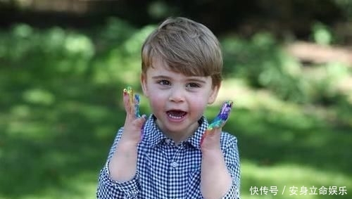 格子:路易小王子2岁生日新照来袭!穿格子衬衫变小画家,好羡慕这发量