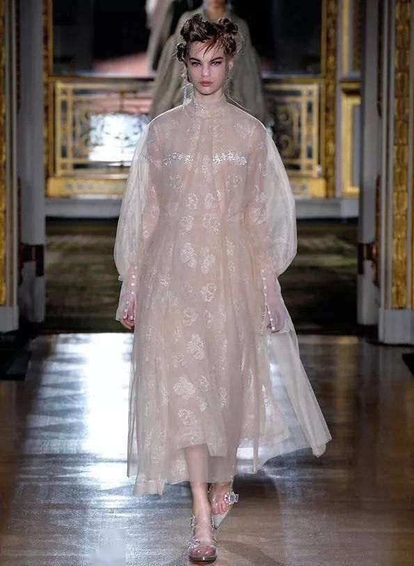  『穿着』只要穿着Simone Rocha，就可以一直做少女哦