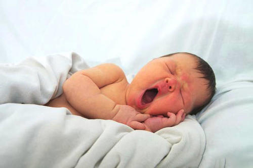 宝宝夜里哭闹的8大原因，新手妈妈知道几个？