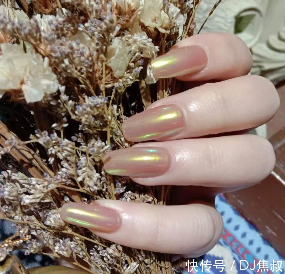  『闺蜜』做一次极光色美甲吧！闺蜜吵着让我陪她去做