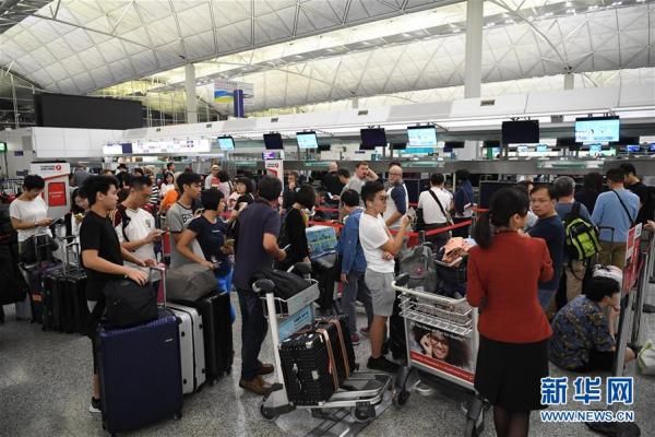 特写：提诉求请用嘴巴，而不是拳头——禁制令后香港国际机场见闻