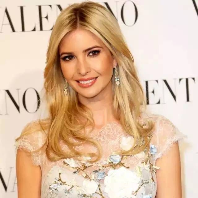 38岁的伊万卡:微笑时有些许林志玲的优雅,最后一张身材凹凸有致