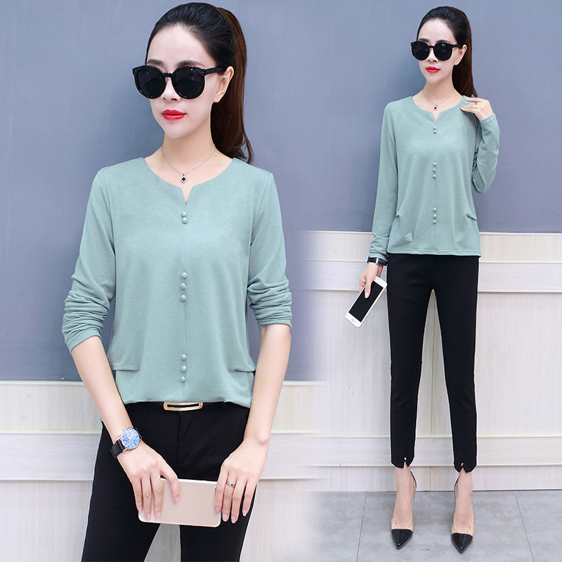 小姨33岁，从不紧身衣配短裙!只穿“小香风套装”，难怪美嫩