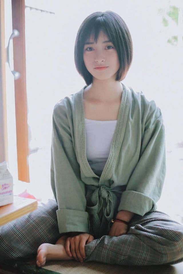 这是把沈月拍成仙女的节奏？像极了古灵精怪的邻家少女