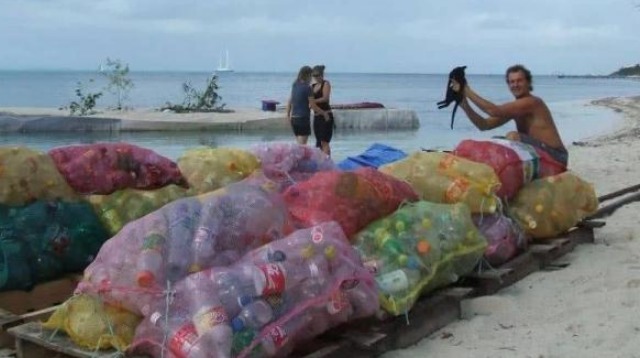 英国大叔用空瓶子建小岛，有房有树还有无线网，生活无比惬意