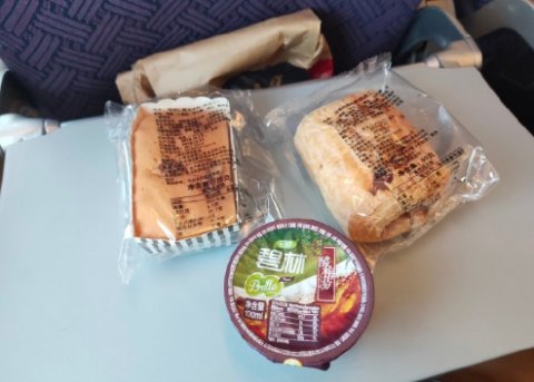 中国联航航班从北京大兴经停襄阳前往佛山