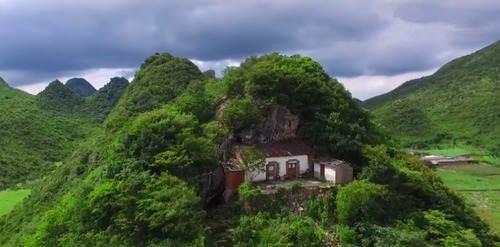 云南陡峭山壁发现一幢房子，与大山连为一体，有人在此隐居吗