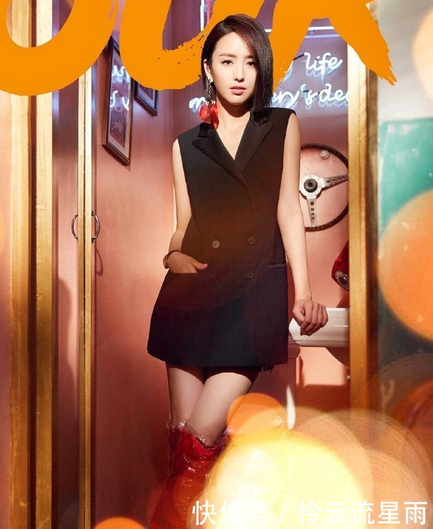 佟丽娅绝了，原本“糖片耳环”就很抢镜了，又来一双“塑料靴”！