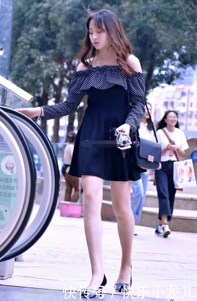  『气质』街拍：小姐姐留着一头清爽的短发，染上酒红色的发色，显得更加的成熟