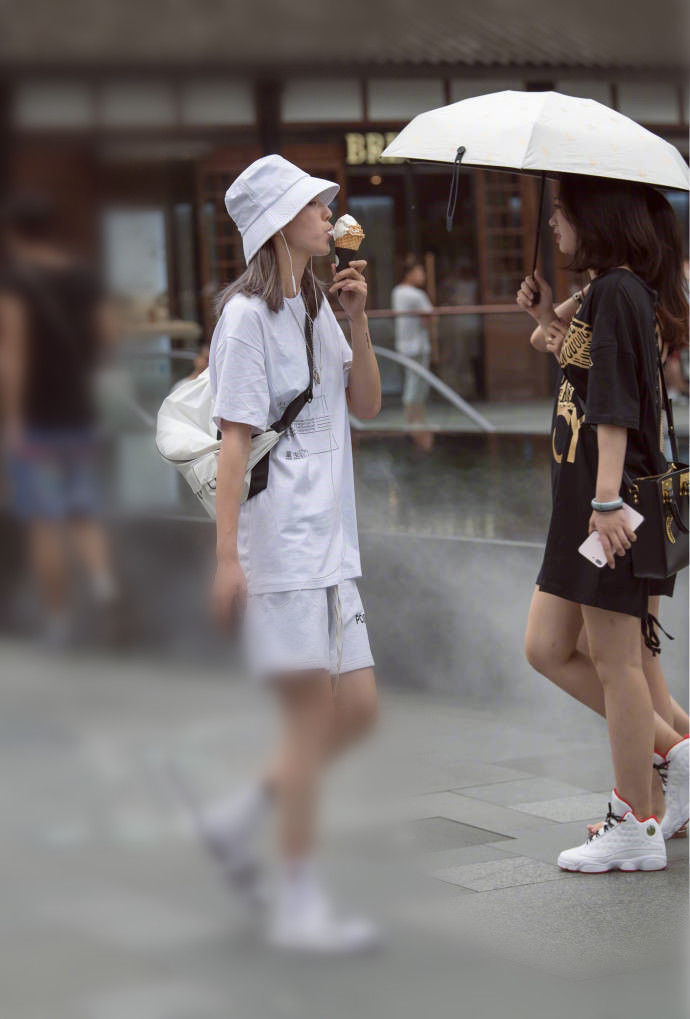 路人街拍:气质如兰裙子衬托落落大方的你，穿出属于你的量身定做