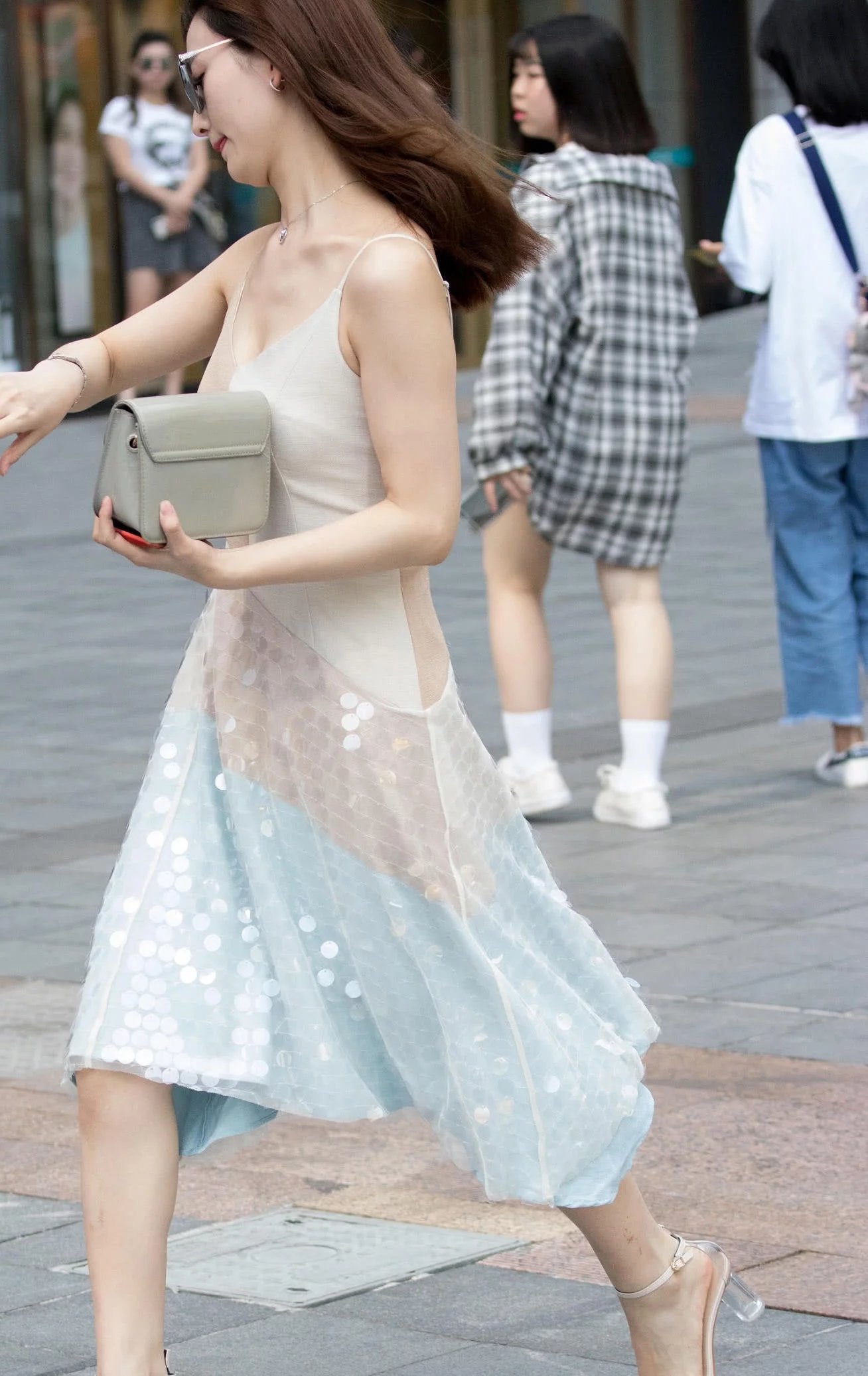 气质小姐姐吊带拼接短裙秀丰腴上围，紧身裙裹着丰腴的臀部，很有