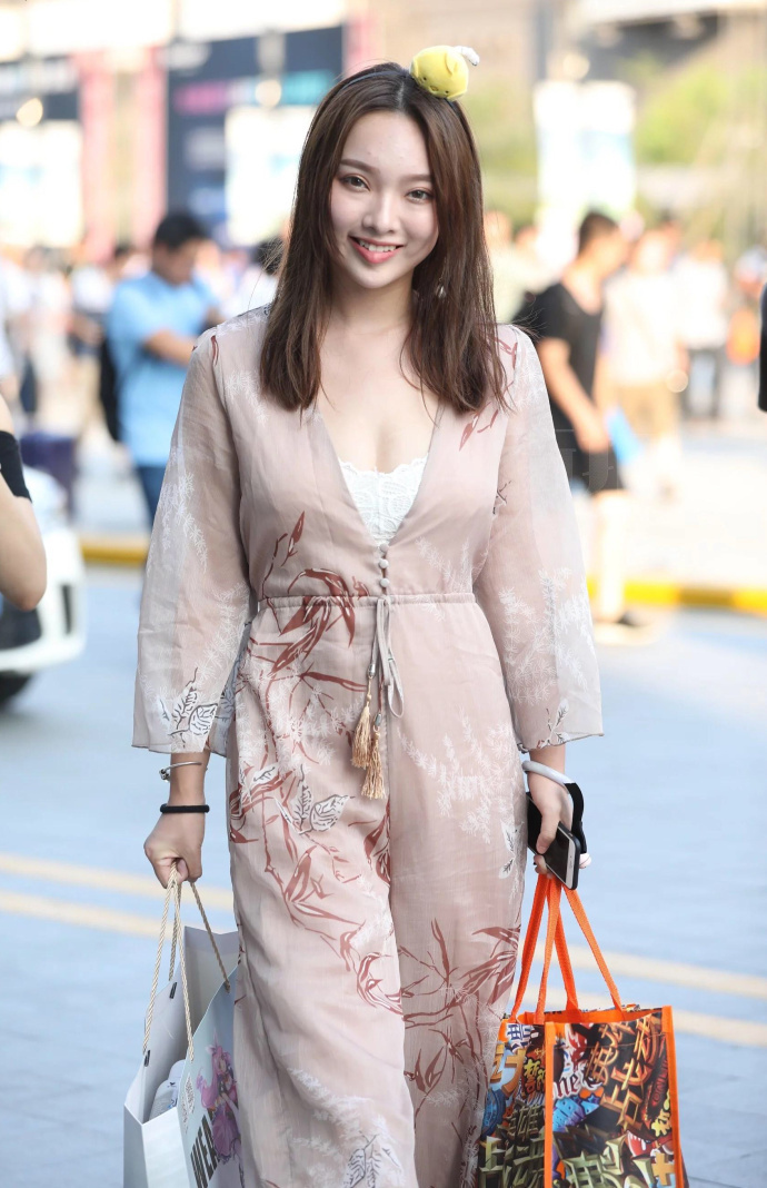 街拍美女，清爽简约的搭配穿出时尚魅力，打造属于夏日的清凉美！