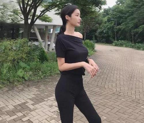 紧身打底裤小姐姐:展示迷人身材,不由让人眼前一亮!