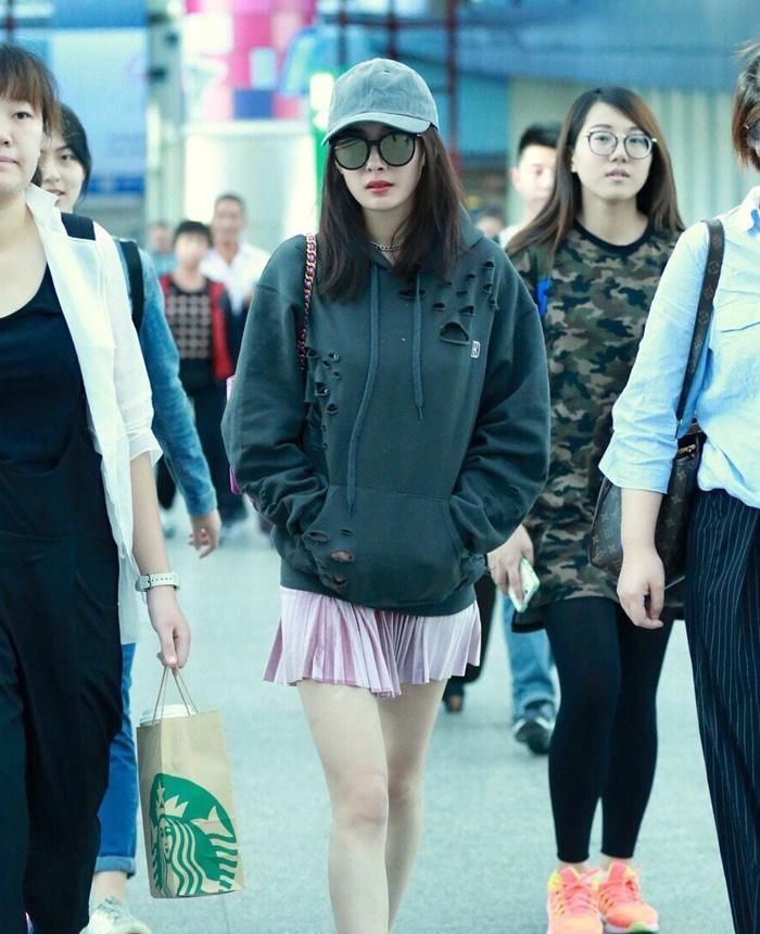  #女人味#今春火了一种“混搭穿法”,叫“卫衣+百褶裙”,穿出优雅女人味