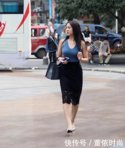 小姐姐蓝色背心搭配包臀裙尽显丰满身材，路人小姐姐也丝毫不输于