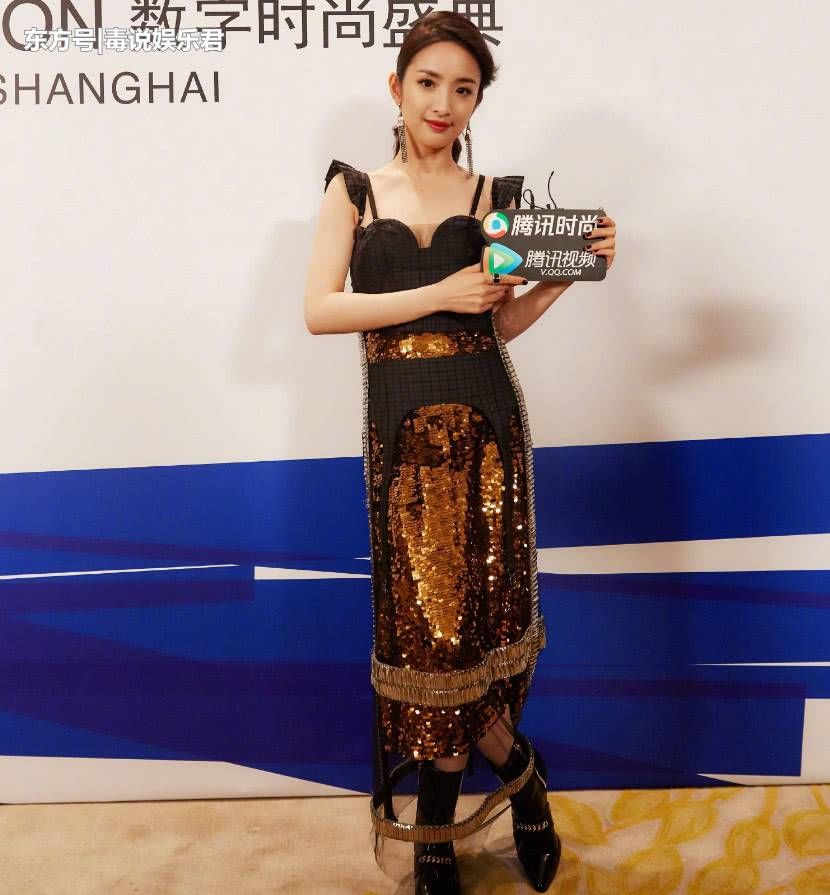 林依晨像是穿了套泳衣,裙子还是舞厅风的,终于相信你35岁了!