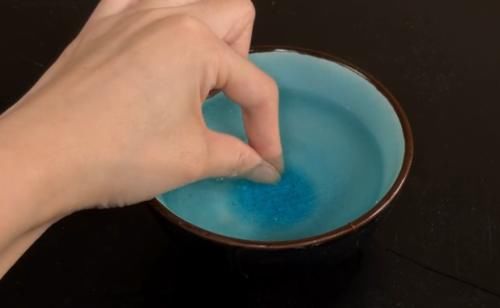  胶水@手指被502胶水粘住别急，教你一招，搓几下胶水自动融化，简单