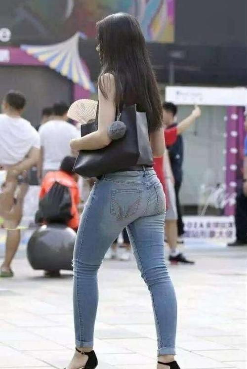 牛仔裤随意搭配就可以让你舒适又时尚，展现出青春活力的气息！