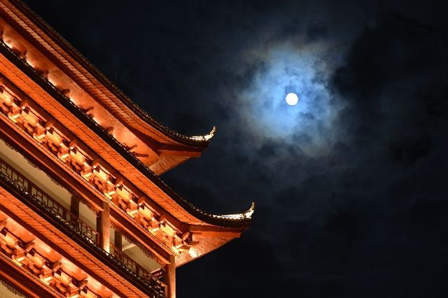 今年中秋月“十五月亮十六圆”，最圆时刻为25日10时52分