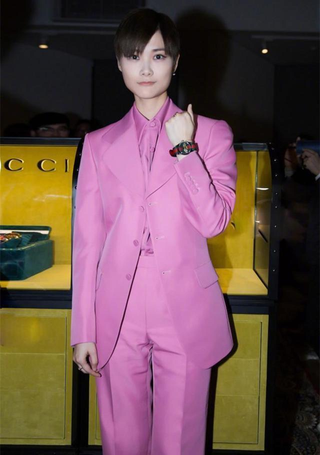 李宇春和刘诗诗同穿一身粉，网友：真少女和伪女人的差距一目了然