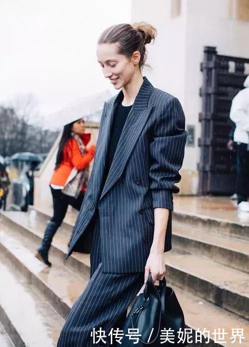 现在流行套装特别是外套配半裙，可以穿出最时髦的style！
