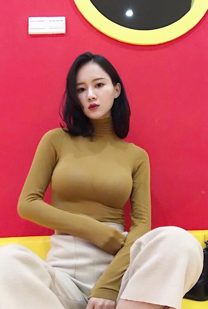 街拍:图四美女紧身短裙太抢风头，让人怦然心动的诱惑，无法抗拒